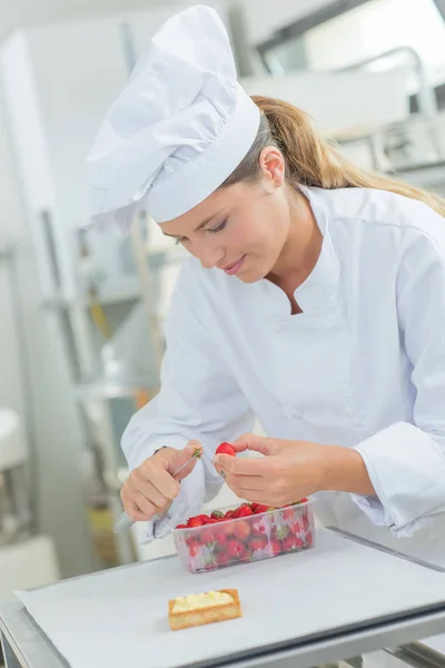 Chef preparing strawberries to decorate a tart — Stock Photo, Image