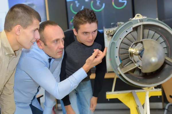 Ingenieros aeronáuticos que prueban la velocidad de las hélices —  Fotos de Stock