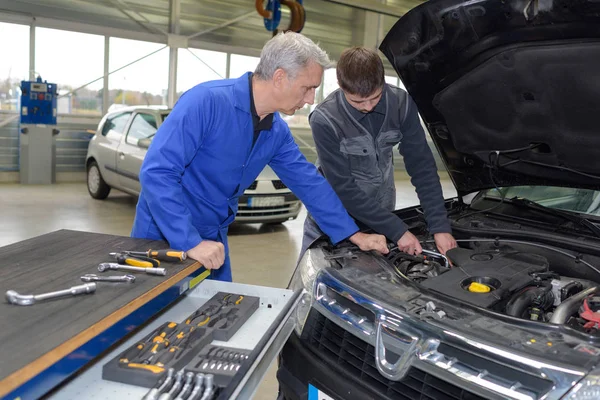 Mannelijke stagiair monteur op het werk — Stockfoto