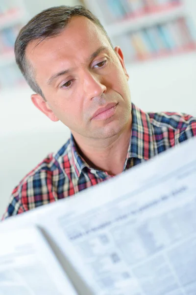 Reading column in the newspaper — Stock Photo, Image