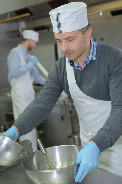 Chef vertiendo de un tazón a otro —  Fotos de Stock