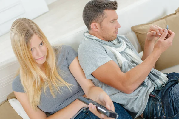 Couple in the living room — Stock Photo, Image