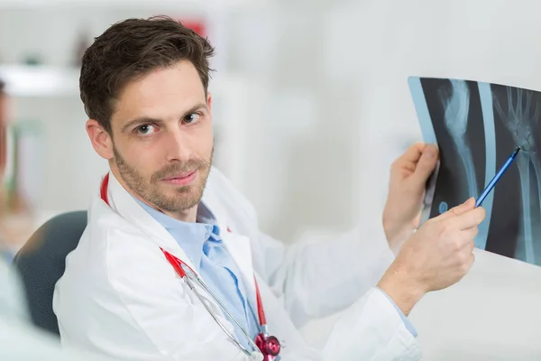 Doktor drží x-ray film — Stock fotografie