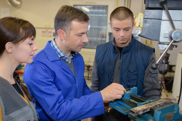 Apprendisti che lavorano sulla macchina - lavorazione dei metalli — Foto Stock