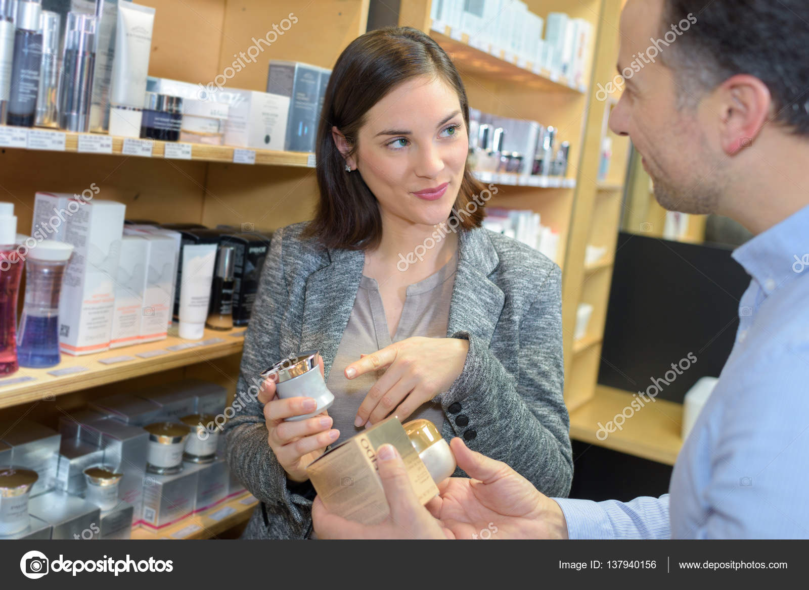 Vendedora vendendo perfume ao homem fotos, imagens de