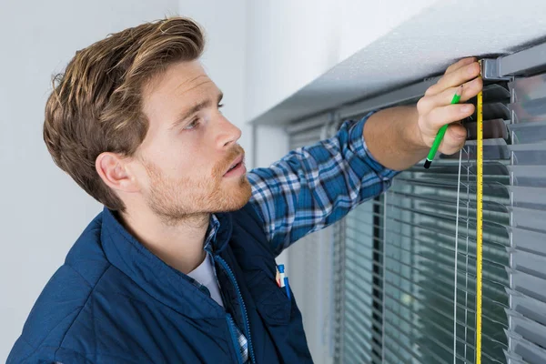 Installeren van rollende luiken en werk — Stockfoto