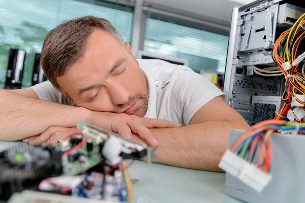 Elektricien in slaap op de baan — Stockfoto