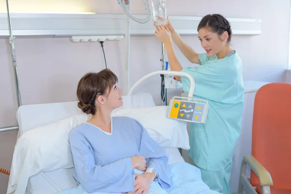 Verpleegkundige veranderende patiënt s infuus — Stockfoto