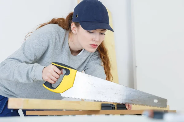 Holz schneiden und arbeiten — Stockfoto