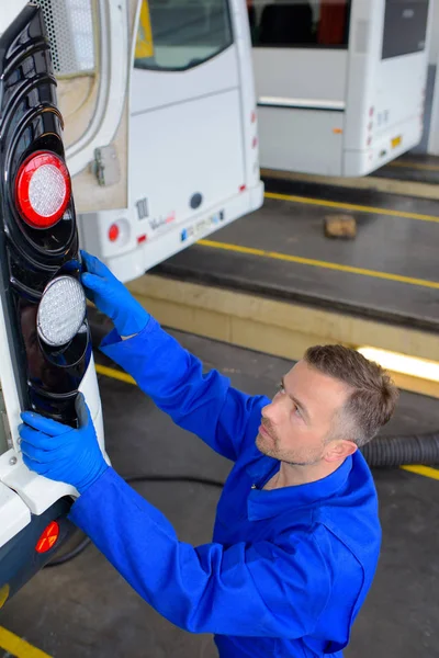 Auto mechanik pracovníka a oprava — Stock fotografie