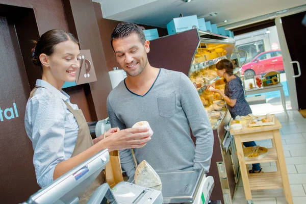 Ofreciendo consejos sobre el queso — Foto de Stock