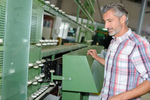 Beobachtung einer Maschine und Maschine — Stockfoto