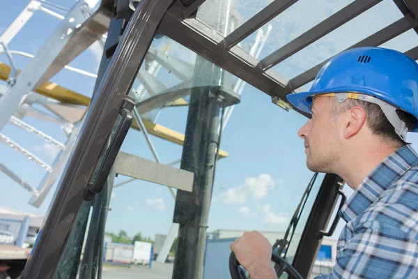 Blick durch Windschutzscheibe eines Gabelstaplers — Stockfoto