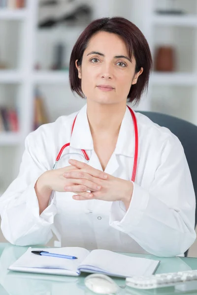 Retrato de mulher médica com caderno no hospital — Fotografia de Stock