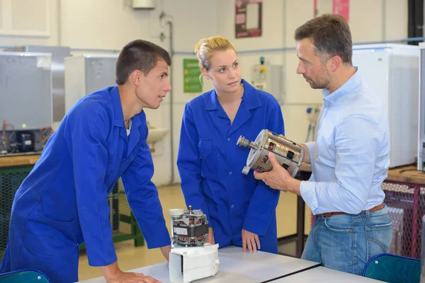 Leren van de onderdelen en werk — Stockfoto