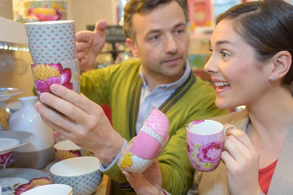 Lächelndes schönes Paar beim Einkaufen im Supermarkt — Stockfoto