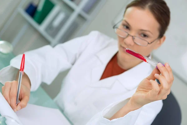 Técnico biológico observando la sangre — Foto de Stock