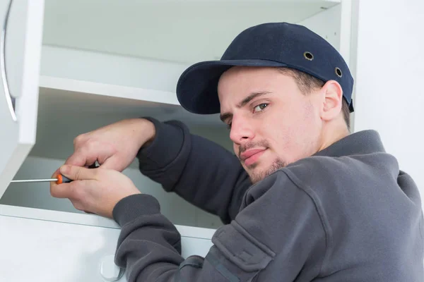 Instalar la puerta del armario y el trabajo — Foto de Stock