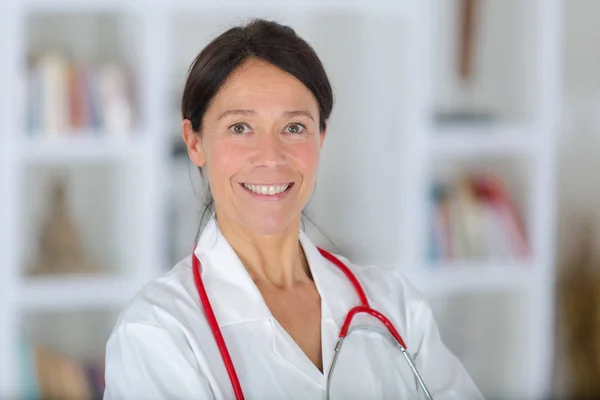 Retrato de belo médico feminino de meia idade sorrindo — Fotografia de Stock