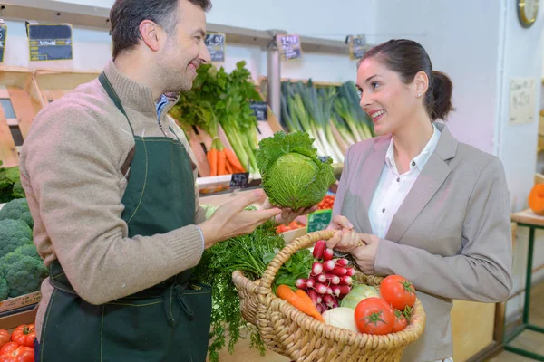 Gemüsehändler bedient Kunden und Service — Stockfoto