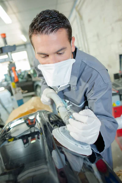 Man in workshop en lichaam — Stockfoto