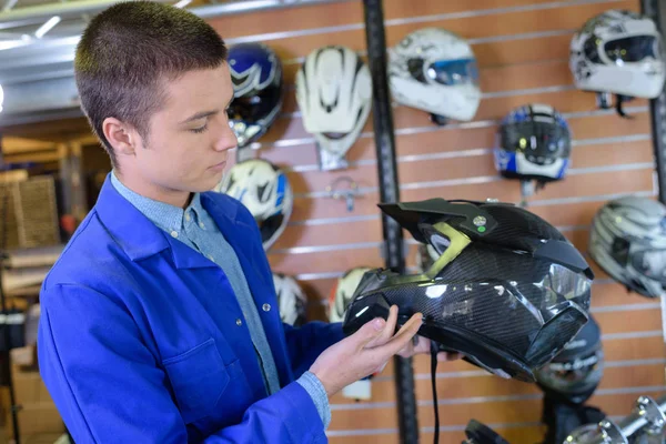 Salesman holding crash helmet — Stock Photo, Image