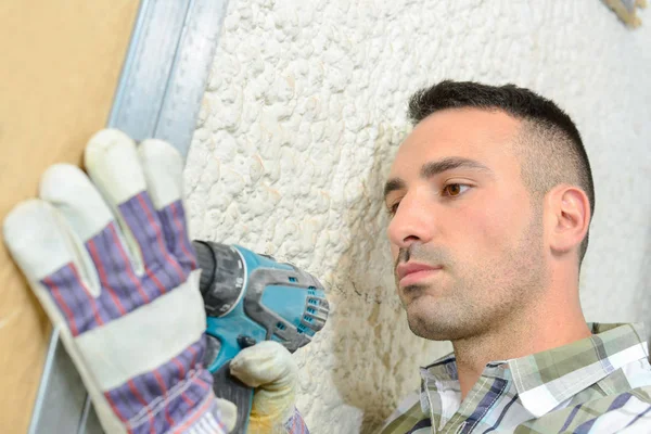 Builder using cordless drill — Stock Photo, Image