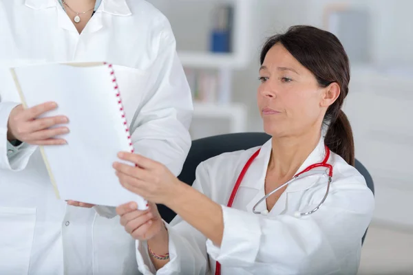 Médecin avec un collègue partageant des points de vue — Photo