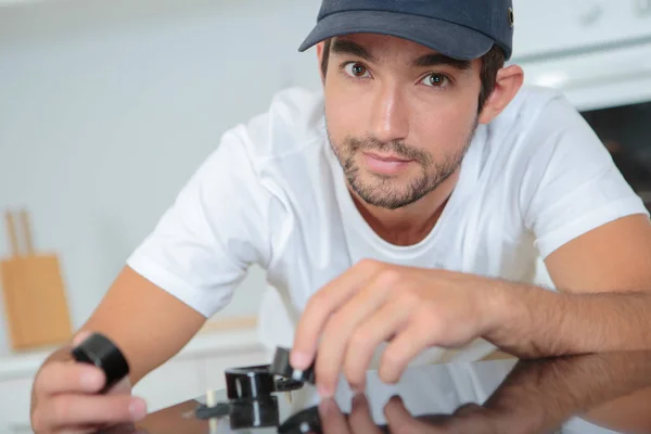 Hombre la fijación de una cocina s perilla — Foto de Stock