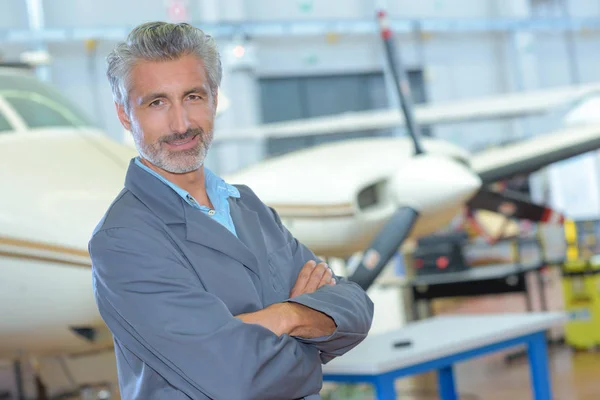 Retrato del hombre en el hangar de los aviones —  Fotos de Stock