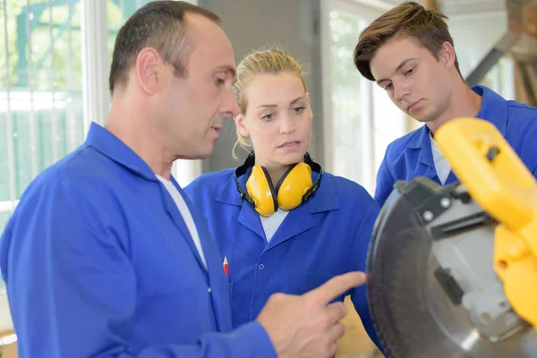 Houtbewerking machine demonstratie en neerzetten — Stockfoto