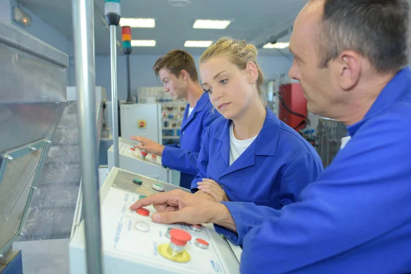 Man uit te leggen van controles om de leerling — Stockfoto