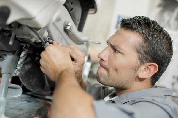 Mechaniker repariert einen Motor — Stockfoto