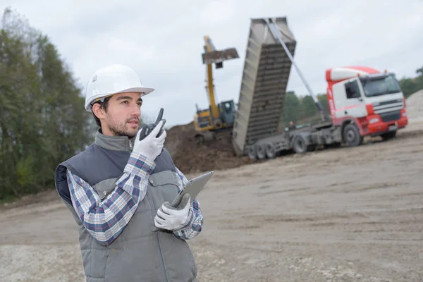 Man op de bouwplaats praten in walkie talkie — Stockfoto