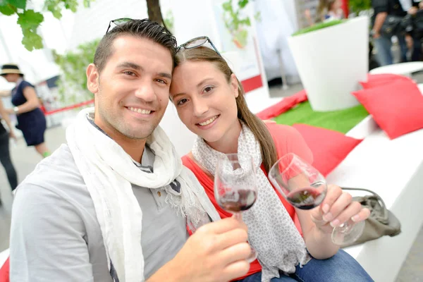 Casal beber vinho em um dia lindo — Fotografia de Stock