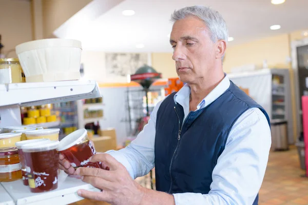 Uomo guardando una marmellata — Foto Stock