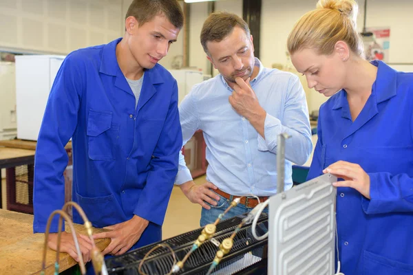 Estudante desmontando um radiador — Fotografia de Stock