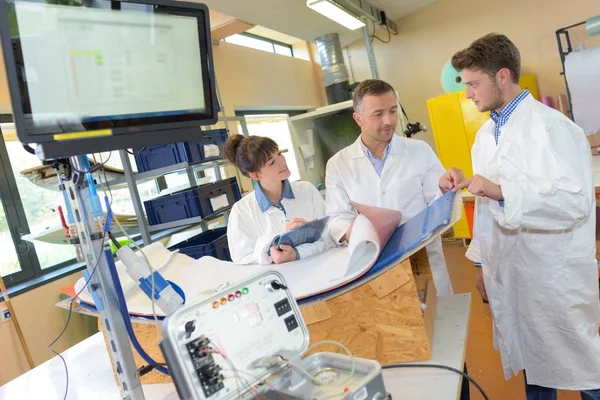 Studenten kijken naar industriële blauwdrukken — Stockfoto