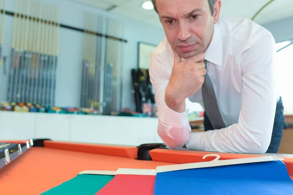 Człowiek, zastanawiając się schemat kolorów na stół bilardowy — Zdjęcie stockowe