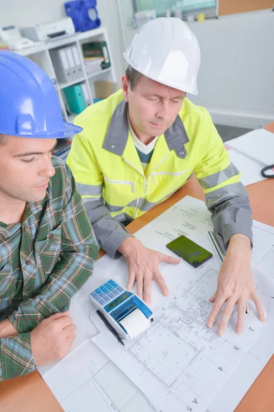 Männer Planung und Genauigkeit — Stockfoto