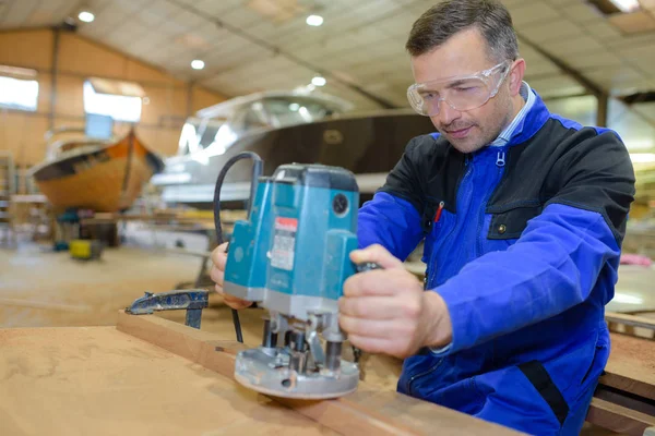 Trabalhador masculino usando roteador — Fotografia de Stock