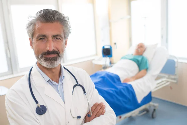 Retrato de médico do sexo masculino — Fotografia de Stock