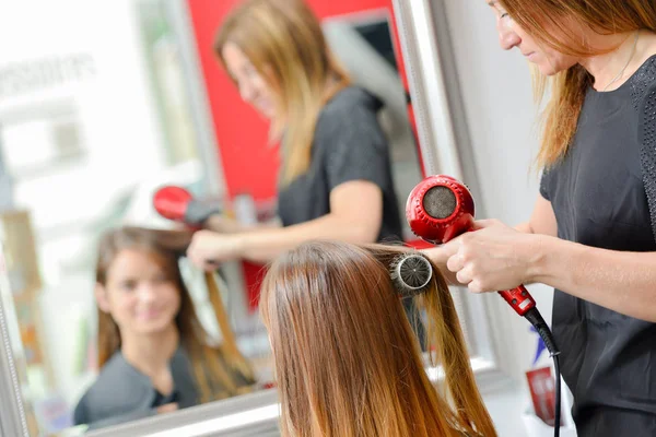 Cortarle el pelo —  Fotos de Stock