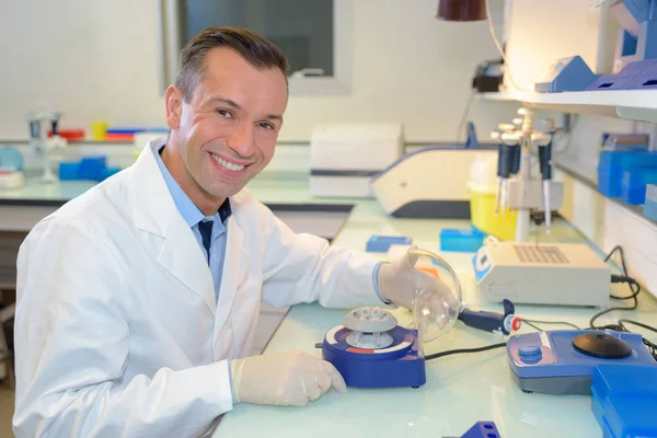 Jovem pesquisador feliz trabalhando em seu laboratório — Fotografia de Stock