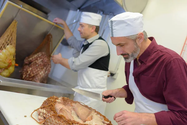 Macellaio affettare carne bollita — Foto Stock