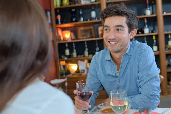 Couple dégustant un repas au restaurant — Photo