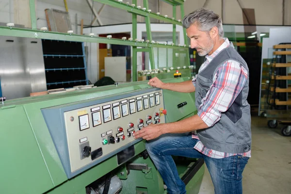 成熟的男人经营的工业机器 — 图库照片