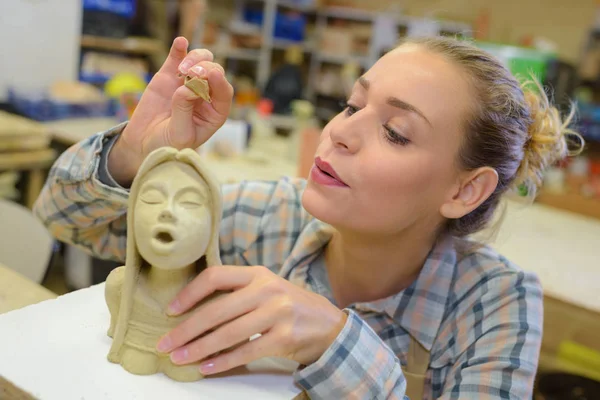 Sculptor blowing the figure — Stock Photo, Image