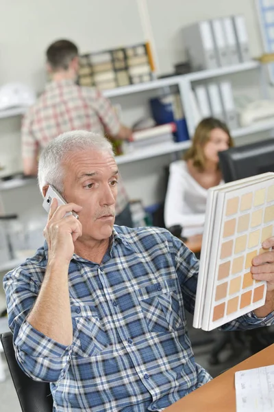 Senior Büroangestellte wirkt verwirrt — Stockfoto