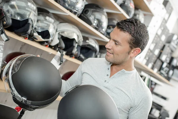 Mann kauft Motorradhelm — Stockfoto